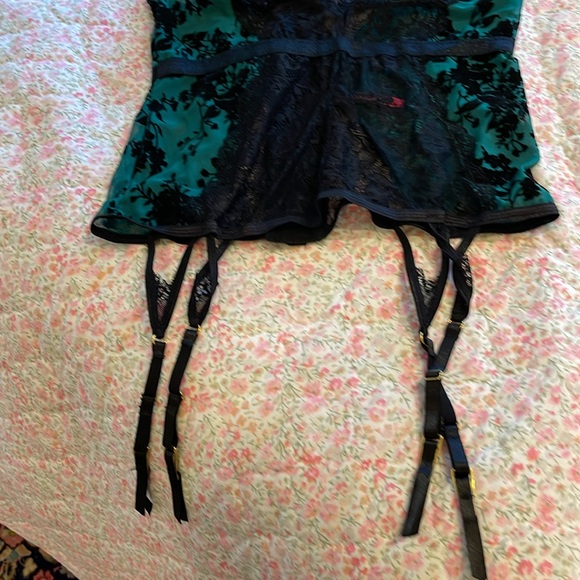 New unworn, green and black bustier - Picture 3 of 7